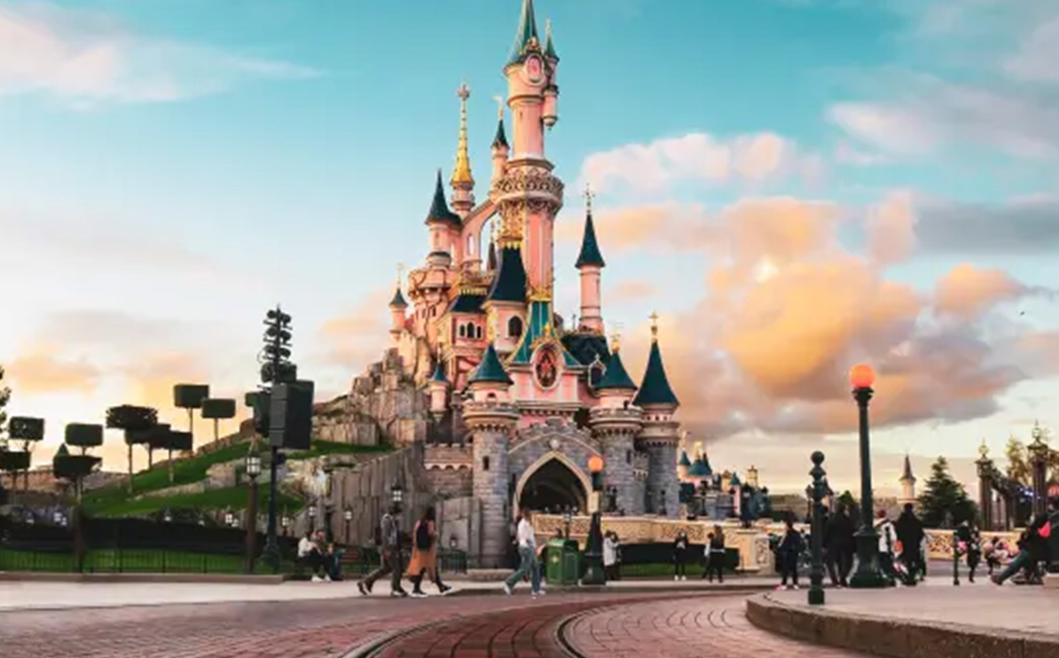 Visit Disneyland with Paris private driver